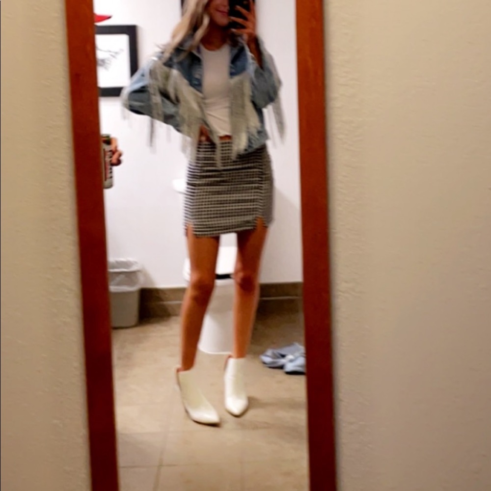 Light fringe jean jacket